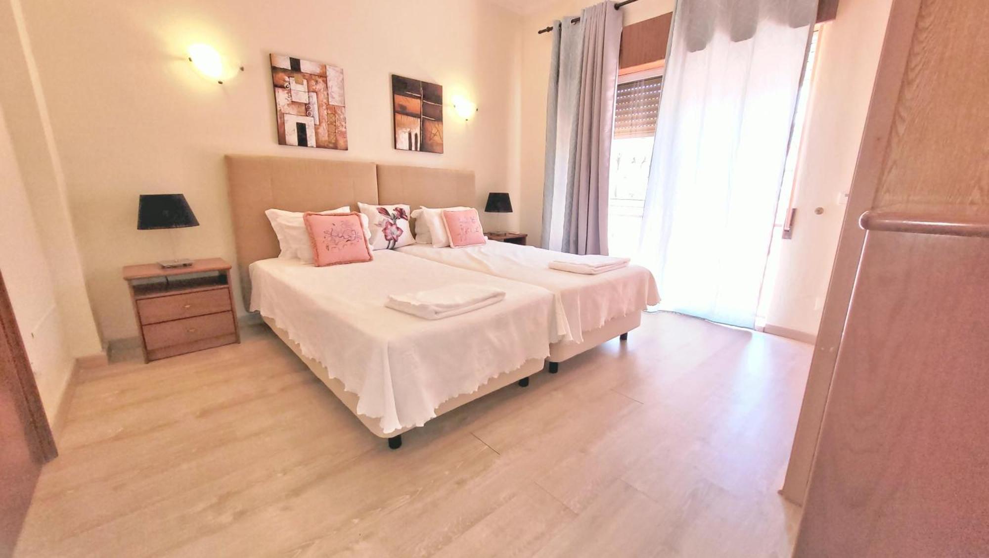 Walking Distance To The Centre - Snooker Table - Private Pool - 5 Bedrooms Quarteira Dış mekan fotoğraf